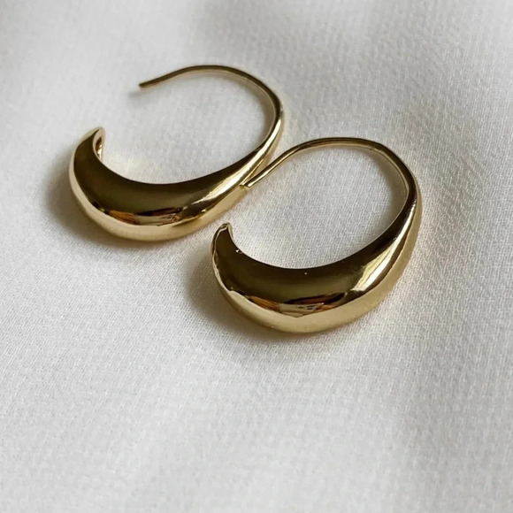 Gold crescent hoop tapered earrings - Picture 2 of 4